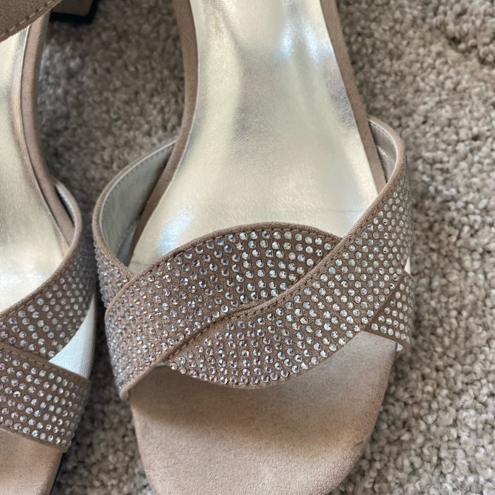 Elegant David Tate Champagne Nova Suede Sandals Size 8 Wide